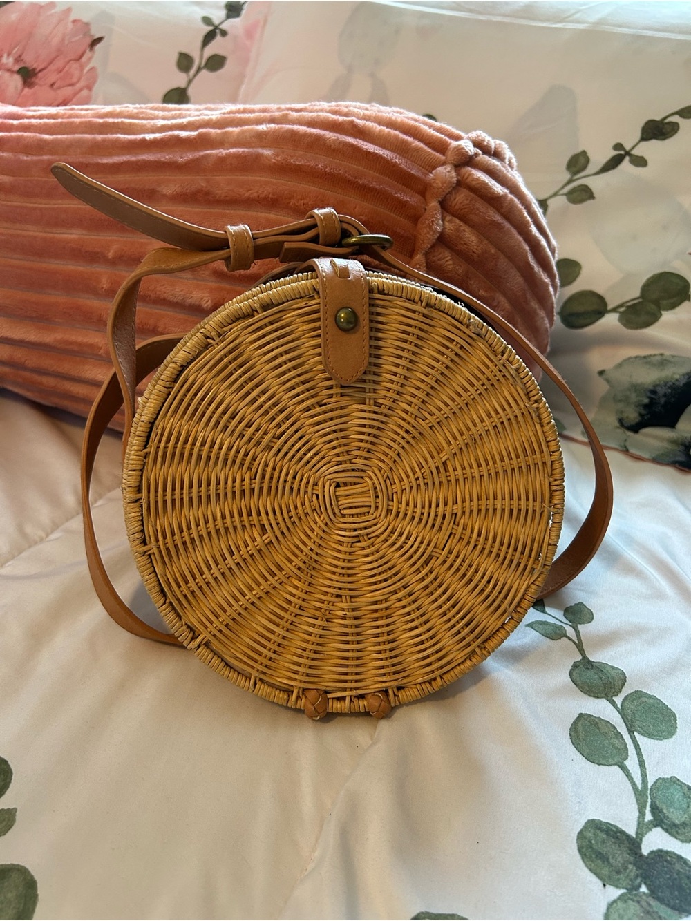 Woven Round Crossbody Bag in Natural Brown Only Used Once
